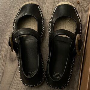 FRYE AND CO. Black Flats with Buckle Detail